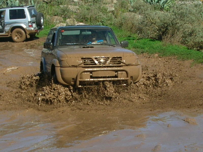 Nissan Patrol GR en el barro 4x4